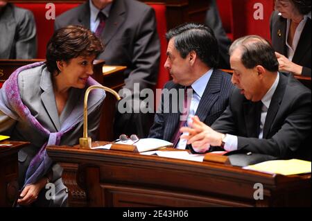 Le ministre français de la Santé, de la Jeunesse, des Sports et des associations, Roselyne Bachelot-Narquin, le premier ministre François Fillon et le ministre adjoint des relations avec le Parlement, Roger Karoutchi, assistent à une session hebdomadaire à l'Assemblée nationale à Paris, en France, le 31 mars 2009. Photo de Thierry Orban/ABACAPRESS.COM Banque D'Images