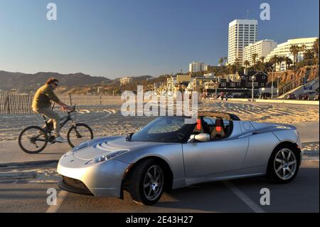 Vue de la voiture entièrement électrique modèle Tesla, à Santa Monica, Californie, États-Unis, le 10 janvier 2009. La société Tesla Motors construit des voitures entièrement électriques. Photo de Lionel Hahn/ABACAPRESS.COM Banque D'Images