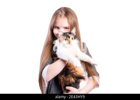 Écolière avec un chat. Isolé sur fond blanc. Photo de haute qualité Banque D'Images