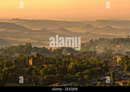 Magnifique lever de soleil au-dessus de Gondar avec vue sur le château et les collines environnantes, ciel orange, Ethiopie Banque D'Images