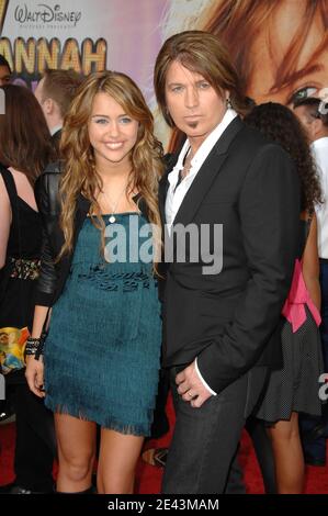 'Miley Cyrus, Billy Ray Cyrus assiste à la première mondiale de Walt Disney Pictures ''Hannah Montana the Movie'' qui s'est tenue au théâtre El Capitan à Hollywood, Californie, États-Unis, le 2 avril 2009. Photo de Graylock/ABACAPRESS.COM (photo: Miley Cyrus, Billy Ray Cyrus)' Banque D'Images