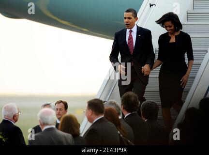 LE président AMÉRICAIN Barack Obama et sa femme Michelle Obama quittent l'armée de l'air une fois qu'elle a atterri à l'aéroport Ruzyne de Prague, en République tchèque, le 4 avril 2009. Obama va rencontrer dimanche les dirigeants de l'Union européenne au sommet UE-États-Unis dans la capitale tchèque. Phoyto par Rene Volfik/CTK/ABACAPRESS.COM Banque D'Images