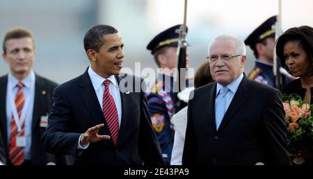 Le président tchèque Vaclav Klaus, à droite, accueille le président américain Barack Obama, parti après l'atterrissage de l'Air Force One à l'aéroport de Prague Ruzyne, à Prague (République tchèque), le 4 avril 2009. Obama va rencontrer dimanche les dirigeants de l'Union européenne au sommet UE-États-Unis dans la capitale tchèque. Phoyto par Rene Volfik/CTK/ABACAPRESS.COM Banque D'Images