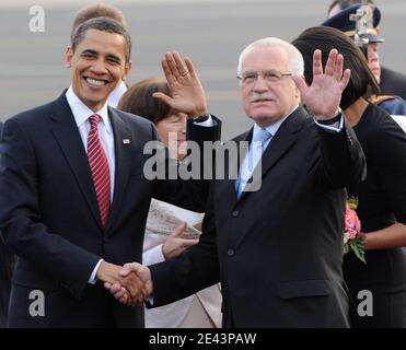 Le président tchèque Vaclav Klaus, à droite, accueille le président américain Barack Obama, parti après l'atterrissage de l'Air Force One à l'aéroport de Prague Ruzyne, à Prague (République tchèque), le 4 avril 2009. Obama va rencontrer dimanche les dirigeants de l'Union européenne au sommet UE-États-Unis dans la capitale tchèque. Phoyto par Rene Volfik/CTK/ABACAPRESS.COM Banque D'Images