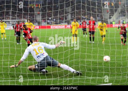 Jerome Alonzo, gardien de but de Nantes, et Michel Fernandes Bastos, de Lille, lors du match de football de la première Ligue française, Nantes vs Lille au stade Beaujoire de Nantes, France, le 4 avril 2009. Photo de JP/Tranvouez/Asa Pictures/ABACAPRESS.COM Banque D'Images