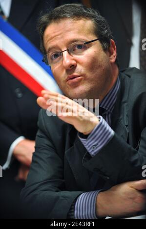 Le Haut Commissaire français pour la solidarité active contre la pauvreté et la Jeunesse Martin Hirsch visite 'l'ENTR' aide Cantonale' à Montlouis sur Loire, près de Tours, France, le 3 avril 2009. Photo de Nicolas Gouhier/ABACAPRESS.COM Banque D'Images