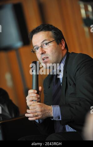 Le Haut Commissaire français pour la solidarité active contre la pauvreté et pour la jeunesse Martin Hirsch prononce un discours au Conseil général de Tours, France, le 3 avril 2009. Photo de Nicolas Gouhier/ABACAPRESS.COM Banque D'Images