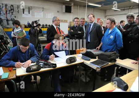 Le 3 avril 2009, le Haut Commissaire français pour la solidarité active contre la pauvreté et pour la jeunesse Martin Hirsch et le Premier Ministre français du Commerce, des métiers artisanaux, des petites et moyennes entreprises, du Tourisme et des Services Herve Novelli visitent un centre de formation des apprenants à Joue-les-Tours, près de Tours. Photo de Nicolas Gouhier/ABACAPRESS.COM Banque D'Images