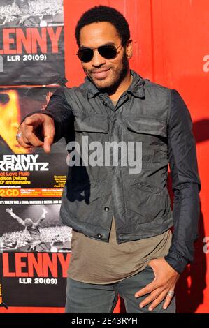 LE chanteur AMÉRICAIN Lenny Kravitz fait la promotion de sa prochaine tournée européenne et du lancement du "Let Love Rule 20e anniversaire" au studio TSF d'Aubervilliers (Nord de Paris), France, le 6 avril 2009. Photo de Stephane Reix/ABACAPRESS.COM Banque D'Images