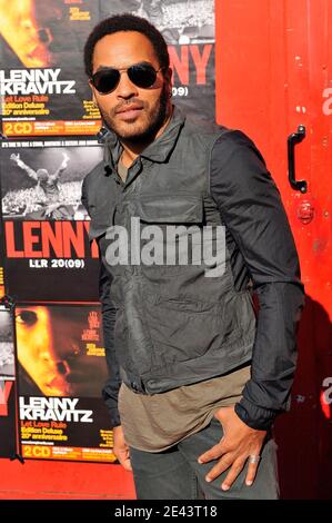 LE chanteur AMÉRICAIN Lenny Kravitz fait la promotion de sa prochaine tournée européenne et du lancement du "Let Love Rule 20e anniversaire" au studio TSF d'Aubervilliers (Nord de Paris), France, le 6 avril 2009. Photo de Stephane Reix/ABACAPRESS.COM Banque D'Images