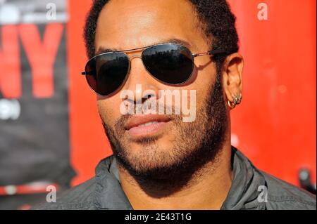 LE chanteur AMÉRICAIN Lenny Kravitz fait la promotion de sa prochaine tournée européenne et du lancement du "Let Love Rule 20e anniversaire" au studio TSF d'Aubervilliers (Nord de Paris), France, le 6 avril 2009. Photo de Stephane Reix/ABACAPRESS.COM Banque D'Images