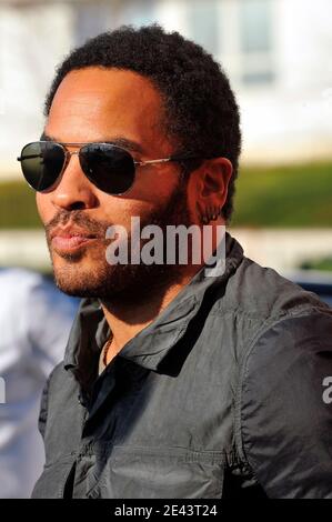 LE chanteur AMÉRICAIN Lenny Kravitz fait la promotion de sa prochaine tournée européenne et du lancement du "Let Love Rule 20e anniversaire" au studio TSF d'Aubervilliers (Nord de Paris), France, le 6 avril 2009. Photo de Stephane Reix/ABACAPRESS.COM Banque D'Images