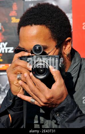 LE chanteur AMÉRICAIN Lenny Kravitz fait la promotion de sa prochaine tournée européenne et du lancement du "Let Love Rule 20e anniversaire" au studio TSF d'Aubervilliers (Nord de Paris), France, le 6 avril 2009. Photo de Stephane Reix/ABACAPRESS.COM Banque D'Images