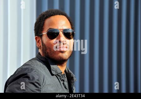 LE chanteur AMÉRICAIN Lenny Kravitz fait la promotion de sa prochaine tournée européenne et du lancement du "Let Love Rule 20e anniversaire" au studio TSF d'Aubervilliers (Nord de Paris), France, le 6 avril 2009. Photo de Stephane Reix/ABACAPRESS.COM Banque D'Images