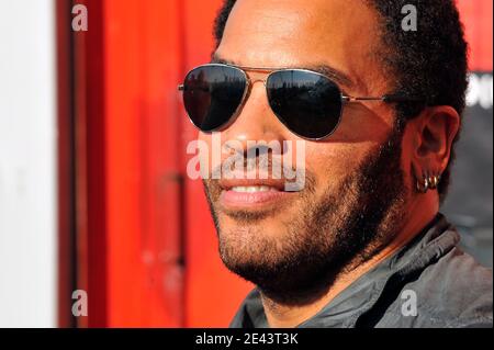 LE chanteur AMÉRICAIN Lenny Kravitz fait la promotion de sa prochaine tournée européenne et du lancement du "Let Love Rule 20e anniversaire" au studio TSF d'Aubervilliers (Nord de Paris), France, le 6 avril 2009. Photo de Stephane Reix/ABACAPRESS.COM Banque D'Images