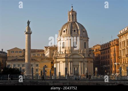 Forum de Trajan : colonne de Trajan et église Santissimo Nome di Maria al Foro Traiano. Rome, Italie Banque D'Images