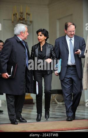 Alain Marleix, ministre français de l'intérieur et des collectivités locales, Rachida Dati, ministre de la Justice, et Herve Novelli, ministre français du Commerce, des métiers artisanaux, des petites et moyennes entreprises, du Tourisme et des Services quittent le conseil hebdomadaire des ministres qui s'est tenu à l'Elysée à Paris, en France, le 8 avril 2009. Photo de Mousse/ABACAPRESS.COM Banque D'Images