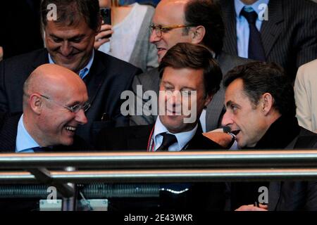 Le président Nicolas Sarkozy, Bernard Laporte et Sébastien Bazin lors du match de football final de la coupe 1/4 de l'UEFA, PSG contre Dynamo Kiev, à Paris, en France, le 9 avril 2009. PSG et Dynamo Kiev Draw 0-0. Photo de Henri Szwarc/ABACAPRESS.COM Banque D'Images