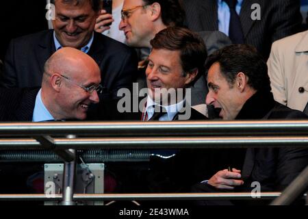 Le président Nicolas Sarkozy, Bernard Laporte et Sébastien Bazin lors du match de football final de la coupe 1/4 de l'UEFA, PSG contre Dynamo Kiev, à Paris, en France, le 9 avril 2009. PSG et Dynamo Kiev Draw 0-0. Photo de Henri Szwarc/ABACAPRESS.COM Banque D'Images