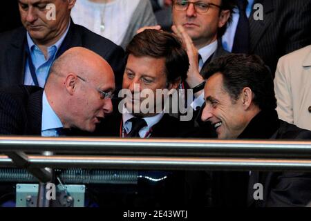 Le président Nicolas Sarkozy, Bernard Laporte et Sébastien Bazin lors du match de football final de la coupe 1/4 de l'UEFA, PSG contre Dynamo Kiev, à Paris, en France, le 9 avril 2009. PSG et Dynamo Kiev Draw 0-0. Photo de Henri Szwarc/ABACAPRESS.COM Banque D'Images