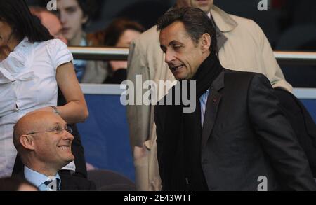 Le président Nicolas Sarkozy et Bernard Laporte lors du match de football final de la coupe 1/4 de l'UEFA, PSG contre Dynamo Kiev, à Paris, en France, le 9 avril 2009. PSG et Dynamo Kiev Draw 0-0. Photo de Steeve McMay/ABACAPRESS.COM Banque D'Images