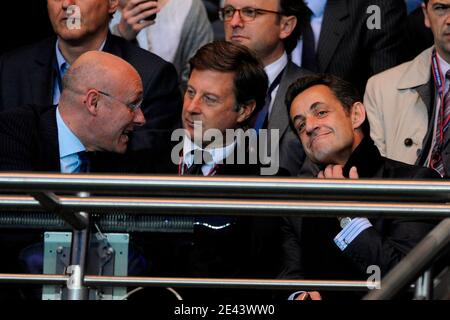 Le président Nicolas Sarkozy, Bernard Laporte et Sébastien Bazin lors du match de football final de la coupe 1/4 de l'UEFA, PSG contre Dynamo Kiev, à Paris, en France, le 9 avril 2009. PSG et Dynamo Kiev Draw 0-0. Photo de Henri Szwarc/ABACAPRESS.COM Banque D'Images