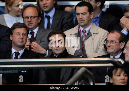 Le président Nicolas Sarkozy, Sébastien bazin lors du match de football final de la coupe UEFA 1/4, PSG contre Dynamo Kiev, à Paris, France, le 9 avril 2009. PSG et Dynamo Kiev Draw 0-0. Photo de Henri Szwarc/ABACAPRESS.COM Banque D'Images