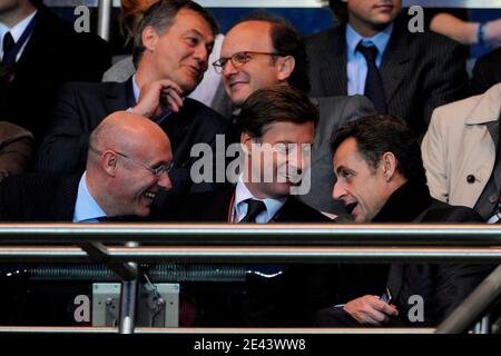 Le président Nicolas Sarkozy, Bernard Laporte et Sébastien Bazin lors du match de football final de la coupe 1/4 de l'UEFA, PSG contre Dynamo Kiev, à Paris, en France, le 9 avril 2009. PSG et Dynamo Kiev Draw 0-0. Photo de Henri Szwarc/ABACAPRESS.COM Banque D'Images