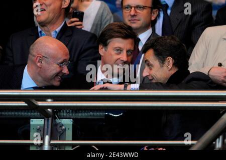 Le président Nicolas Sarkozy, Bernard Laporte et Sébastien Bazin lors du match de football final de la coupe 1/4 de l'UEFA, PSG contre Dynamo Kiev, à Paris, en France, le 9 avril 2009. PSG et Dynamo Kiev Draw 0-0. Photo de Henri Szwarc/ABACAPRESS.COM Banque D'Images