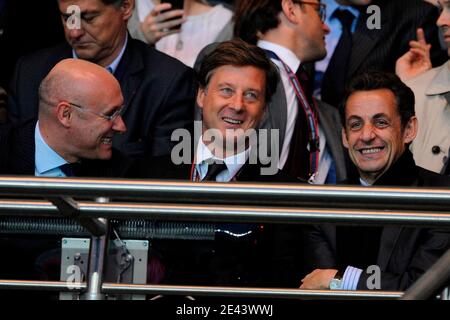 Le président Nicolas Sarkozy, Bernard Laporte et Sébastien Bazin lors du match de football final de la coupe 1/4 de l'UEFA, PSG contre Dynamo Kiev, à Paris, en France, le 9 avril 2009. PSG et Dynamo Kiev Draw 0-0. Photo de Henri Szwarc/ABACAPRESS.COM Banque D'Images