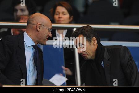 Le président Nicolas Sarkozy et Bernard Laporte lors du match de football final de la coupe 1/4 de l'UEFA, PSG contre Dynamo Kiev, à Paris, en France, le 9 avril 2009. PSG et Dynamo Kiev Draw 0-0. Photo de Steeve McMay/ABACAPRESS.COM Banque D'Images