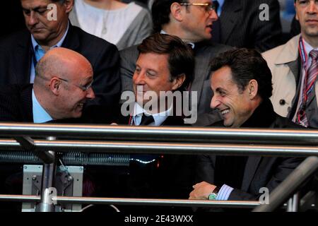 Le président Nicolas Sarkozy, Bernard Laporte et Sébastien Bazin lors du match de football final de la coupe 1/4 de l'UEFA, PSG contre Dynamo Kiev, à Paris, en France, le 9 avril 2009. PSG et Dynamo Kiev Draw 0-0. Photo de Henri Szwarc/ABACAPRESS.COM Banque D'Images