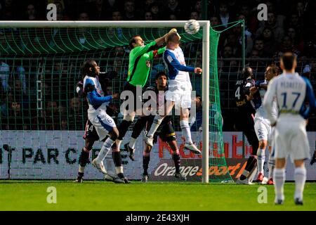 Ulrich Rame, gardien de but de Bordeaux, lors du match de football de la première Ligue française, AJ Auxerre vs Girondins de Bordeaux à Auxerre, France, le 11 avril 2009. Bordeaux a gagné 2-0. Photo de Henri Szwarc/ABACAPRESS.COM Banque D'Images