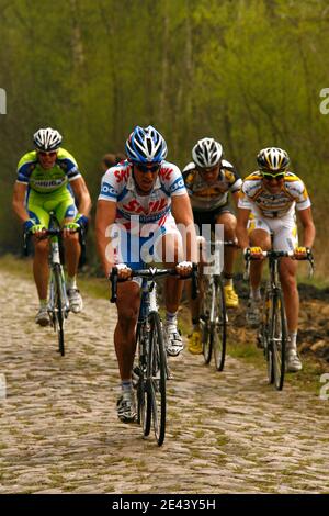 Les cyclistes traversent le secteur pavé dit "la tranchée d'Arenberg" lors du 107e Paris-Roubaix à Lille, France, le 12 avril 2009. Photo de Mikael Libert/ABACAPRESS.COM Banque D'Images