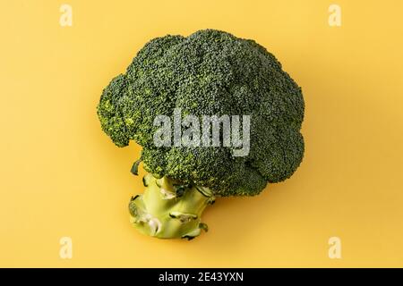 Brocoli frais sur fond jaune Banque D'Images