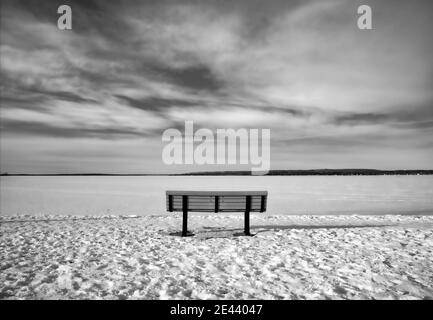 Vider le banc en hiver Banque D'Images