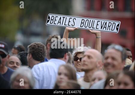 Atmosphère comme légende des Beatles George Harrison est honoré à titre posthume avec le 2-3-82e étoile sur le Hollywood Walk of Fame devant le bâtiment Capitol Records à Los Angeles, CA, USA le 14 avril 2009. Photo de Lionel Hahn/ABACAPRESS.COM Banque D'Images