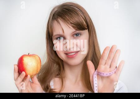 Portrait de la jeune femme avec pomme fraîche isolée sur blanc - concept de régime sain Banque D'Images