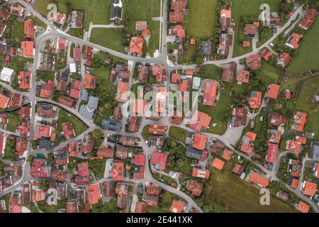 Vue aérienne du village allemand de Bad Oberdorf en début matin d'été Banque D'Images