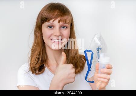 Femme en inhalation avec nébuliseur à la maison - inhalation médicale thérapie Banque D'Images