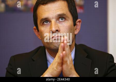 Benoit Hamon, porte-parole du Parti socialiste (PS) et candidat aux élections europeennes en Ile-de-France donne une conférence de presse au Faucon Rouge a Arras dans le pas-de-Calais, France le 17 avril 2009. Photo Mikael Libert/ABACAPRESS.COM Banque D'Images