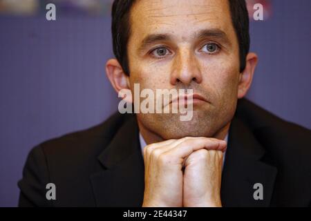 Benoit Hamon, porte-parole du Parti socialiste (PS) et candidat aux élections europeennes en Ile-de-France donne une conférence de presse au Faucon Rouge a Arras dans le pas-de-Calais, France le 17 avril 2009. Photo Mikael Libert/ABACAPRESS.COM Banque D'Images