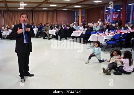 Benoit Hamon, porte-parole du Parti socialiste (PS) et candidat aux élections europeennes en Ile-de-France participe à la soirée des socialistes de l'Arrageois a Sainte-Catherine dans le pas-de-Calais, France le 17 avril, 2009. Photo Mikael Libert/ABACAPRESS.COM Banque D'Images