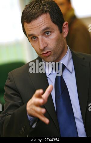 Benoit Hamon, porte-parole du Parti socialiste (PS) et candidat aux élections europeennes en Ile-de-France visite un centre d'hébergement pour personnes handicapées a Beaurains dans le pas-de-Calais, France le 17 avril, 2009. Photo Mikael Libert/ABACAPRESS.COM Banque D'Images