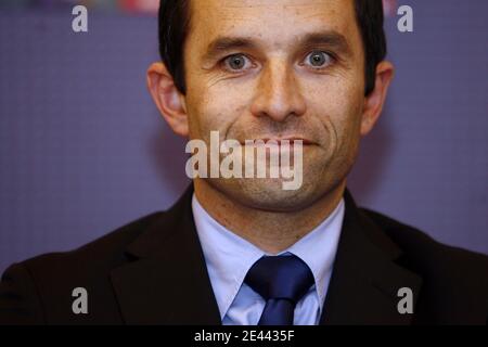 Benoit Hamon, porte-parole du Parti socialiste (PS) et candidat aux élections europeennes en Ile-de-France donne une conférence de presse au Faucon Rouge a Arras dans le pas-de-Calais, France le 17 avril 2009. Photo Mikael Libert/ABACAPRESS.COM Banque D'Images