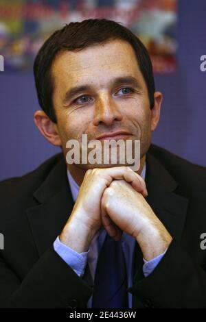 Benoit Hamon, porte-parole du Parti socialiste (PS) et candidat aux élections europeennes en Ile-de-France donne une conférence de presse au Faucon Rouge a Arras dans le pas-de-Calais, France le 17 avril 2009. Photo Mikael Libert/ABACAPRESS.COM Banque D'Images