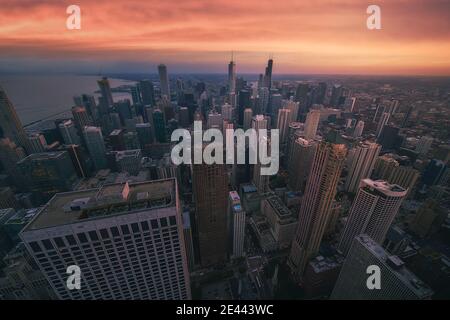 Vue aérienne du quartier moderne de Chicago avec contemporain gratte-ciels sous ciel nuageux Banque D'Images