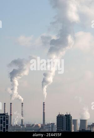 Sofia Bulgarie Europe de l'est cheminée de l'UE de la centrale thermique de Sofia est fumer des cheminées sur des bâtiments résidentiels en janvier 2021. Banque D'Images