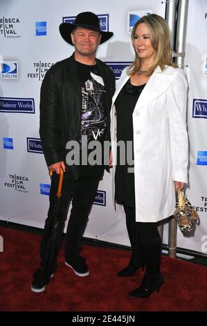 L'acteur/musicien Micky Dolenz et l'épouse Donna Quinter arrivent à la première de « tout ce qui fonctionne » lors du Tribeca film Festival 2009 au Ziegfeld Theatre de New York City, NY, Etats-Unis, le 22 avril 2009. Photo de Gregorio Binuya/ABACAPRESS.COM Banque D'Images