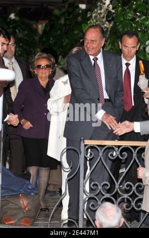 L'ancien président français Jacques Chirac et la femme Bernadette avec François Pinault et la femme Maryvonne quittent l'hôtel Cipriani en route vers le Palazzo Punta Della Dogana, à Venise, Italie, le 24 avril 2009, en prévision du mariage de Salma Hayek et François-Henri Pinault qui aura lieu samedi. Photo par ABACAPRESS.COM Banque D'Images